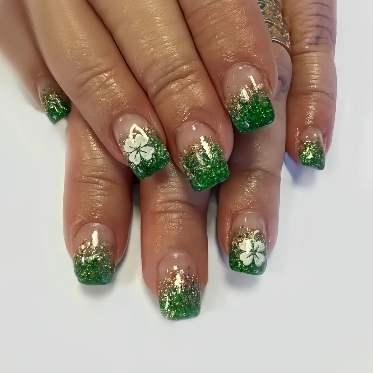 Short Medium fake nails for women girls green white four-leaf clover with glitters for St. Patrick's Day press on false nail set