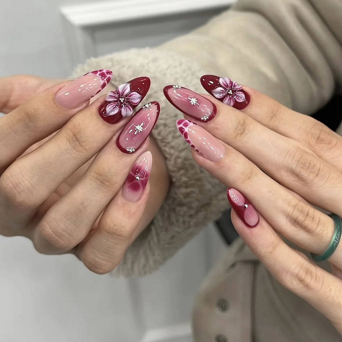 24pcs/set Medium fake nails for women Nude red colors with flowers with rhinestones full cover reusable press on false nail