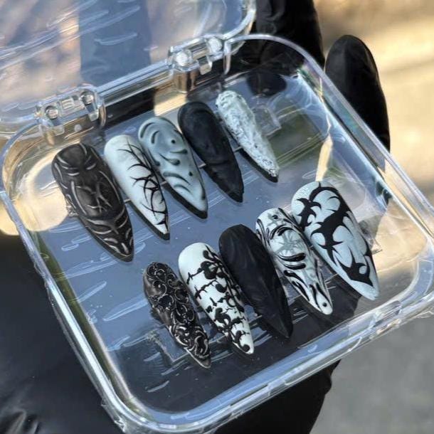 Black and White Gothic Aura Marble Nail Set With Raised Swirls