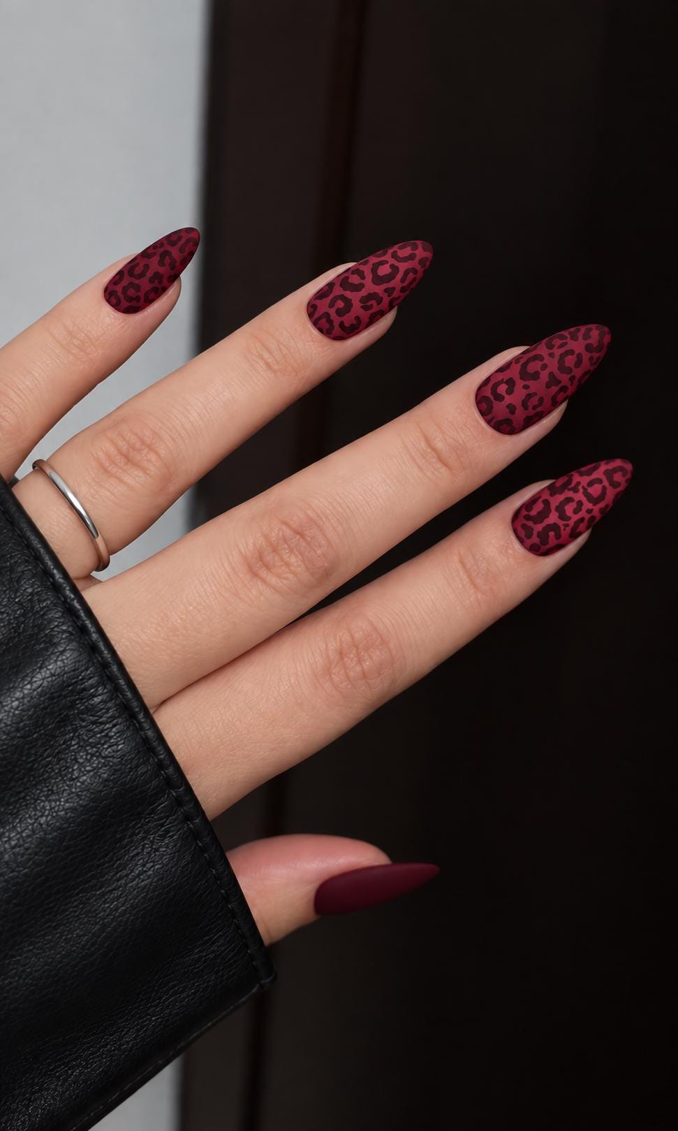 Burgundy Cat-Eye Leopard Print Nail Set